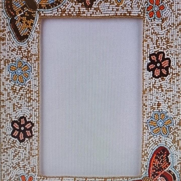 Beyaz Kelebekli Çerçeve